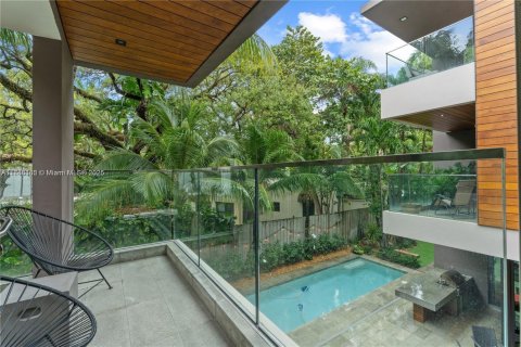 House in Miami, Florida 5 bedrooms, 416.02 sq.m. № 1942117 - photo 14