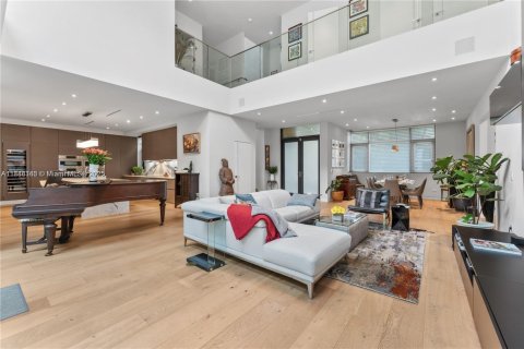 House in Miami, Florida 5 bedrooms, 416.02 sq.m. № 1942117 - photo 9