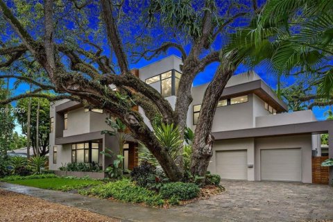 House in Miami, Florida 5 bedrooms, 416.02 sq.m. № 1942117 - photo 22