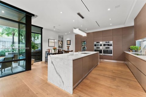 House in Miami, Florida 5 bedrooms, 416.02 sq.m. № 1942117 - photo 1