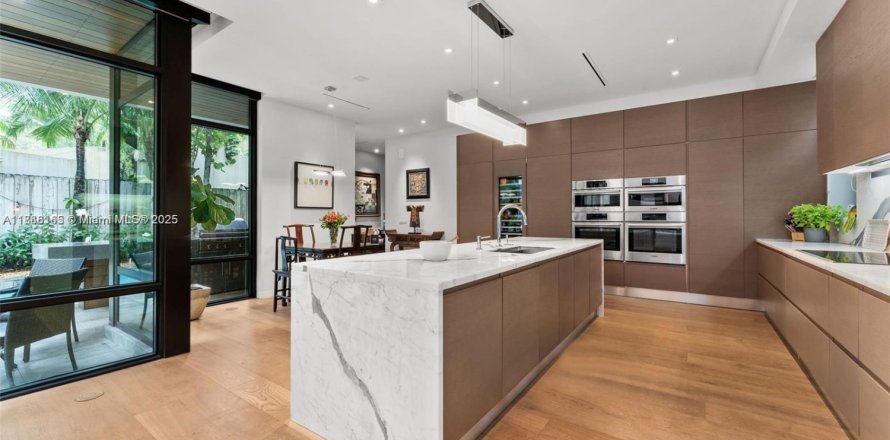 House in Miami, Florida 5 bedrooms, 416.02 sq.m. № 1942117
