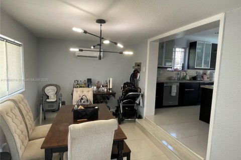 House in Miami Springs, Florida 3 bedrooms, 163.04 sq.m. № 1892081 - photo 8