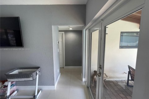 House in Miami Springs, Florida 3 bedrooms, 163.04 sq.m. № 1892081 - photo 23