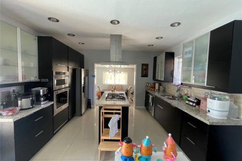 House in Miami Springs, Florida 3 bedrooms, 163.04 sq.m. № 1892081 - photo 10