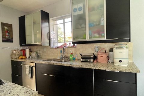 House in Miami Springs, Florida 3 bedrooms, 163.04 sq.m. № 1892081 - photo 11