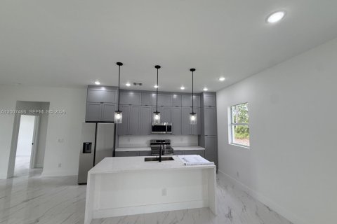 Villa ou maison à louer à Lehigh Acres, Floride: 4 chambres № 2335771 - photo 6