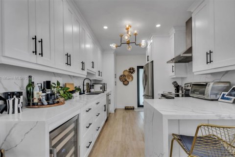 House in Miami, Florida 3 bedrooms, 114.18 sq.m. № 1976190 - photo 7