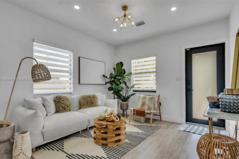 House in Miami, Florida 3 bedrooms, 114.18 sq.m. № 1976190 - photo 4