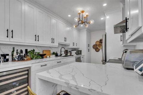 House in Miami, Florida 3 bedrooms, 114.18 sq.m. № 1976190 - photo 8