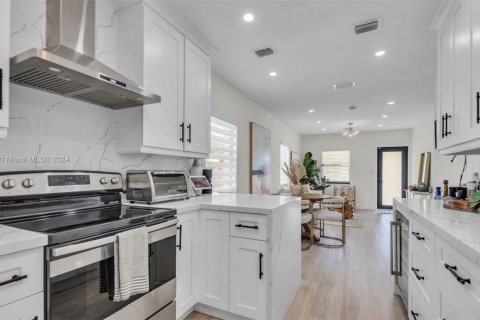 House in Miami, Florida 3 bedrooms, 114.18 sq.m. № 1976190 - photo 13