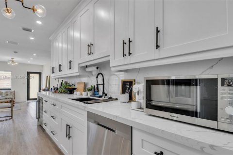 House in Miami, Florida 3 bedrooms, 114.18 sq.m. № 1976190 - photo 11