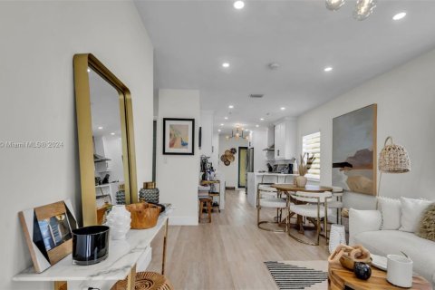 House in Miami, Florida 3 bedrooms, 114.18 sq.m. № 1976190 - photo 3