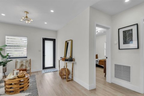 House in Miami, Florida 3 bedrooms, 114.18 sq.m. № 1976190 - photo 14