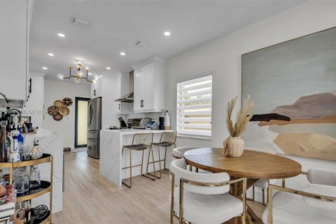 House in Miami, Florida 3 bedrooms, 114.18 sq.m. № 1976190 - photo 6