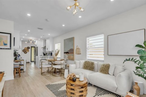 House in Miami, Florida 3 bedrooms, 114.18 sq.m. № 1976190 - photo 2