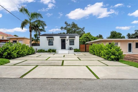 House in Miami, Florida 3 bedrooms, 114.18 sq.m. № 1976190 - photo 1