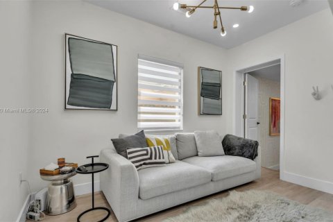 House in Miami, Florida 3 bedrooms, 114.18 sq.m. № 1976190 - photo 19