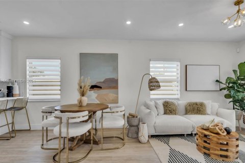 House in Miami, Florida 3 bedrooms, 114.18 sq.m. № 1976190 - photo 5