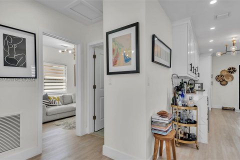 House in Miami, Florida 3 bedrooms, 114.18 sq.m. № 1976190 - photo 17