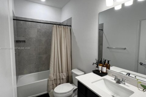 Townhouse in Greenacres, Florida 3 bedrooms, 152.73 sq.m. № 2042064 - photo 13