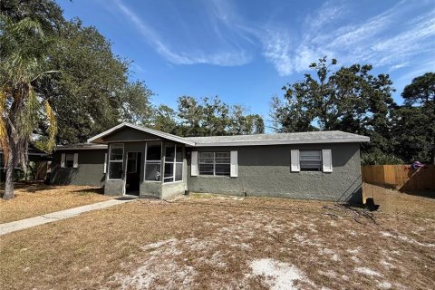 Commercial property in Clearwater, Florida 6 bedrooms, 154.59 sq.m. № 2091715