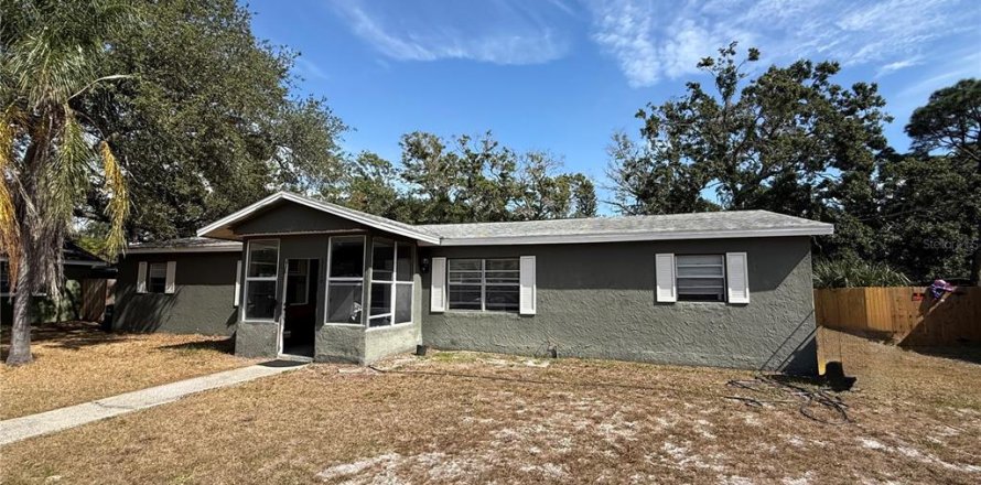 Commercial property in Clearwater, Florida 6 bedrooms, 154.59 sq.m. № 2091715