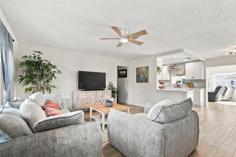 House in Oldsmar, Florida 3 bedrooms, 139.26 sq.m. № 2393936 - photo 4