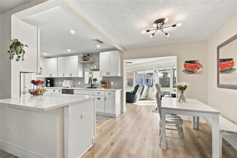 House in Oldsmar, Florida 3 bedrooms, 139.26 sq.m. № 2393936 - photo 9