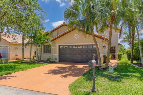 House in Pembroke Pines, Florida 4 bedrooms, 140.28 sq.m. № 2068162