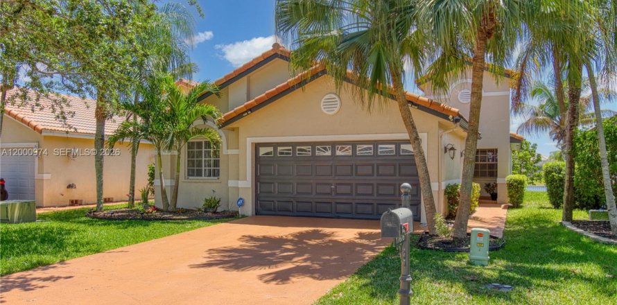 House in Pembroke Pines, Florida 4 bedrooms, 140.28 sq.m. № 2068162