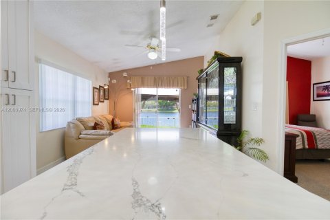 House in Pembroke Pines, Florida 4 bedrooms, 140.28 sq.m. № 2068162 - photo 17