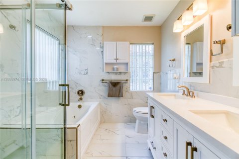 House in Pembroke Pines, Florida 4 bedrooms, 140.28 sq.m. № 2068162 - photo 29