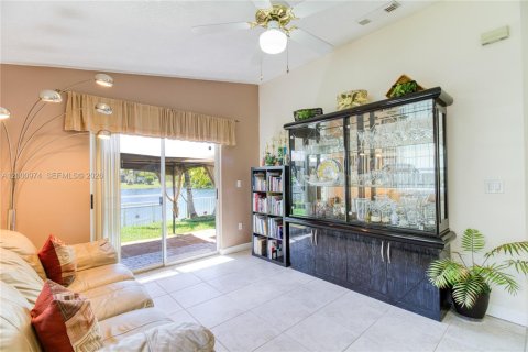 House in Pembroke Pines, Florida 4 bedrooms, 140.28 sq.m. № 2068162 - photo 24