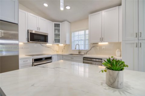 House in Pembroke Pines, Florida 4 bedrooms, 140.28 sq.m. № 2068162 - photo 13