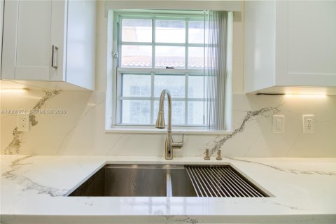 House in Pembroke Pines, Florida 4 bedrooms, 140.28 sq.m. № 2068162 - photo 15