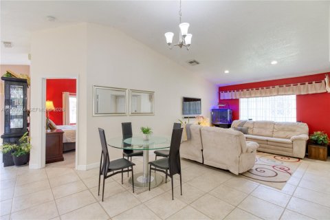 House in Pembroke Pines, Florida 4 bedrooms, 140.28 sq.m. № 2068162 - photo 7