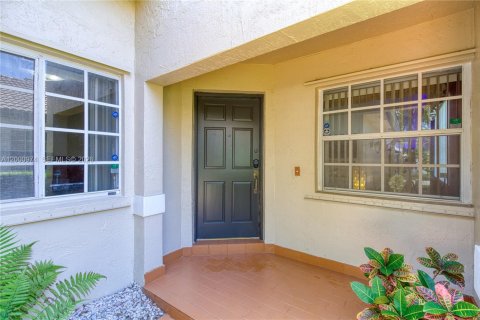 House in Pembroke Pines, Florida 4 bedrooms, 140.28 sq.m. № 2068162 - photo 5