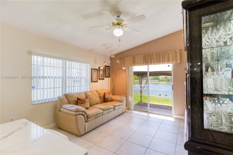 House in Pembroke Pines, Florida 4 bedrooms, 140.28 sq.m. № 2068162 - photo 19