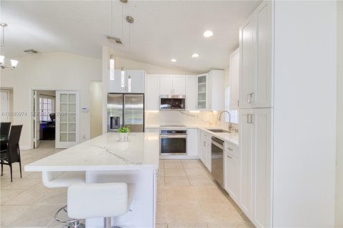 House in Pembroke Pines, Florida 4 bedrooms, 140.28 sq.m. № 2068162 - photo 16