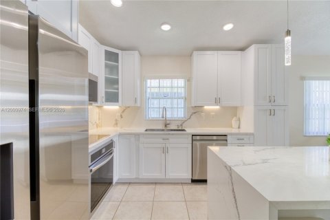 House in Pembroke Pines, Florida 4 bedrooms, 140.28 sq.m. № 2068162 - photo 10