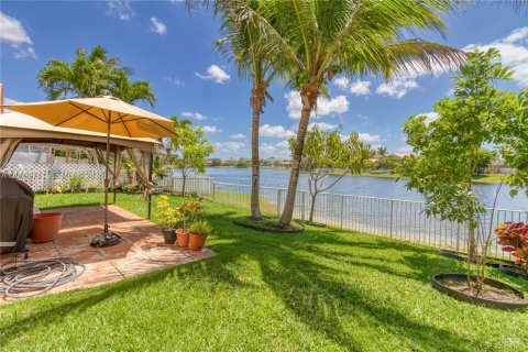 House in Pembroke Pines, Florida 4 bedrooms, 140.28 sq.m. № 2068162 - photo 21