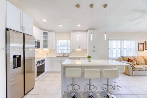 House in Pembroke Pines, Florida 4 bedrooms, 140.28 sq.m. № 2068162 - photo 9