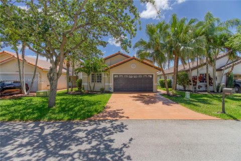 House in Pembroke Pines, Florida 4 bedrooms, 140.28 sq.m. № 2068162 - photo 3