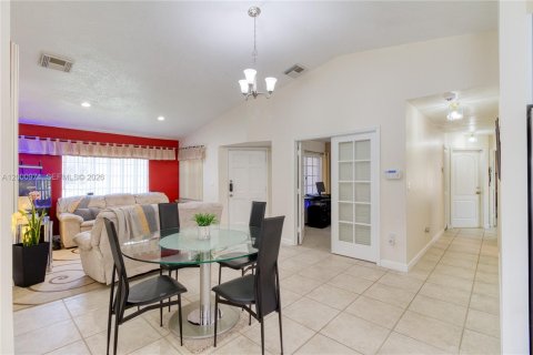 House in Pembroke Pines, Florida 4 bedrooms, 140.28 sq.m. № 2068162 - photo 6