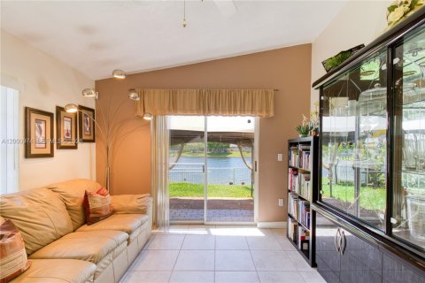 House in Pembroke Pines, Florida 4 bedrooms, 140.28 sq.m. № 2068162 - photo 18