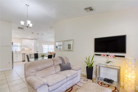 House in Pembroke Pines, Florida 4 bedrooms, 140.28 sq.m. № 2068162 - photo 8