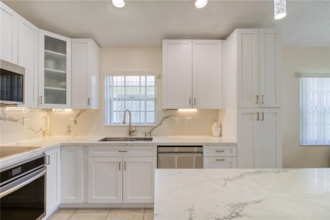 House in Pembroke Pines, Florida 4 bedrooms, 140.28 sq.m. № 2068162 - photo 14