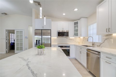 House in Pembroke Pines, Florida 4 bedrooms, 140.28 sq.m. № 2068162 - photo 12