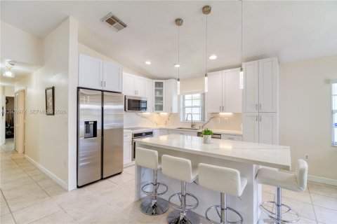 House in Pembroke Pines, Florida 4 bedrooms, 140.28 sq.m. № 2068162 - photo 25