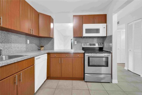 Condo in Miami, Florida, 2 bedrooms  № 2001639 - photo 11